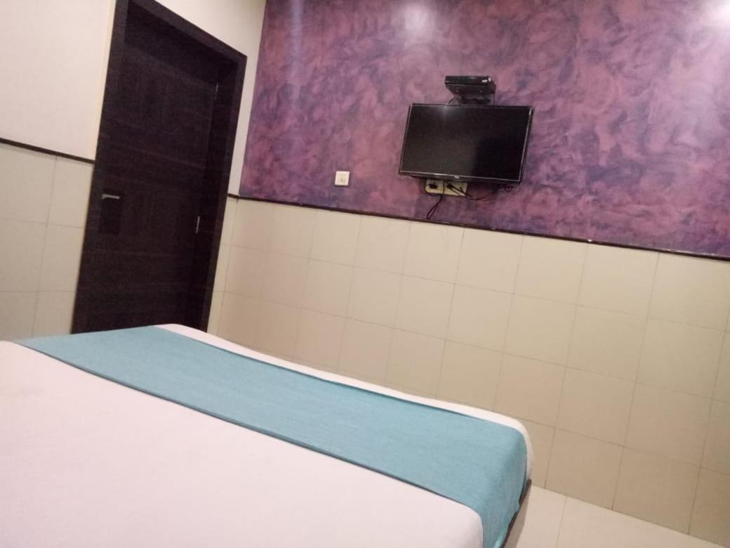 Hotel Sharda ムンバイ エクステリア 写真